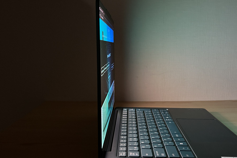Lenovo Yoga Slim 7 Gen 10(14型 AMD) ディスプレイ　視野角のチェック 真横から