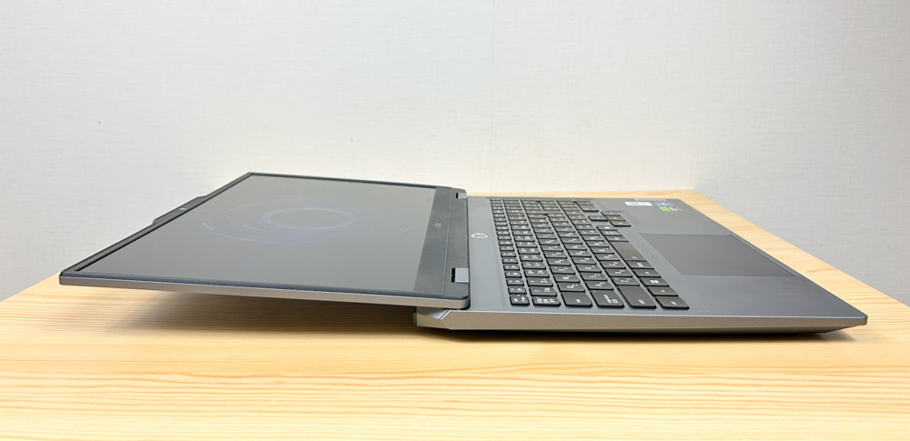 Lenovo LOQ 15IRX10（15.6型 Intel） 180度開くディスプレイ