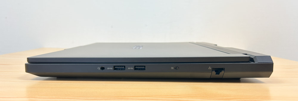 Lenovo Legion Pro 7i Gen 10(16型 Intel) 右側面インターフェイス