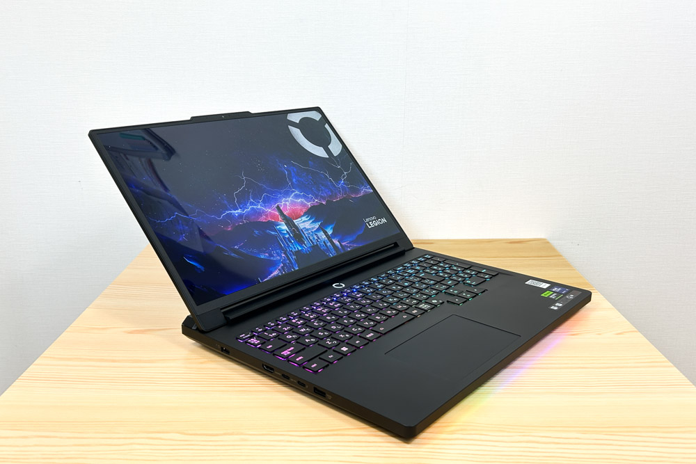 Lenovo Legion Pro 7i Gen 10(16型 Intel) ディスプレイが開く最大角度