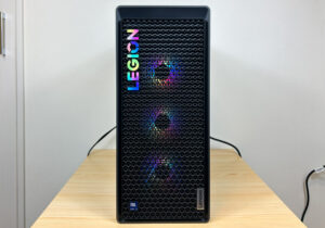 Lenovo Legion Tower 7 34IAS10 (Intel) 正面　ライティングON