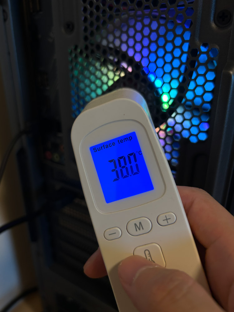 Lenovo Legion Tower 7 34IAS10 (Intel) 背面ケースファン温度