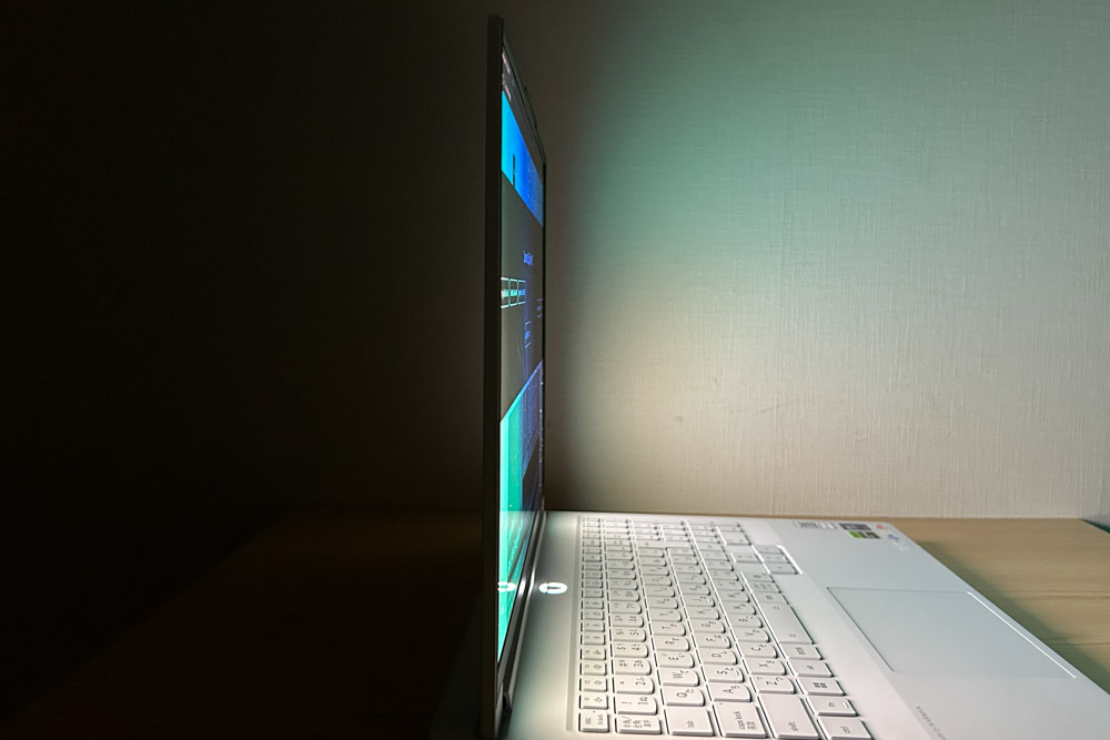 Lenovo Legion 7i Gen 10(16型 Intel)　ディスプレイ視野角チェック　真横から