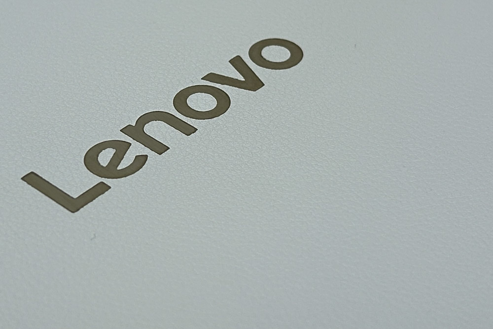 Lenovo Yoga 7i 2-in-1 Gen 10(14型 Intel)　ヴィーガンレザーを採用した天板