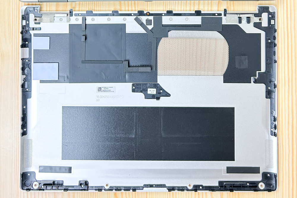 Lenovo Yoga 7i 2-in-1 Gen 10(14型 Intel)　底面カバー内側