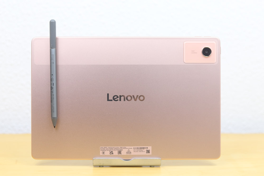 Lenovo Tab Plus 背面にペンがくっつく