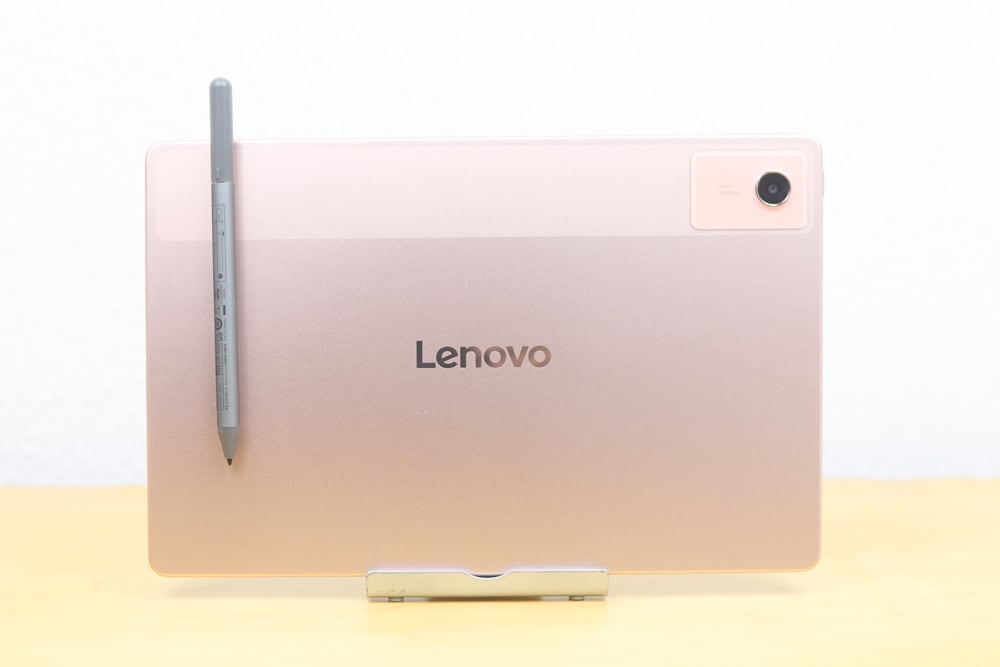 Lenovo Idea Tab Plus背面にペンをくっつけている画像