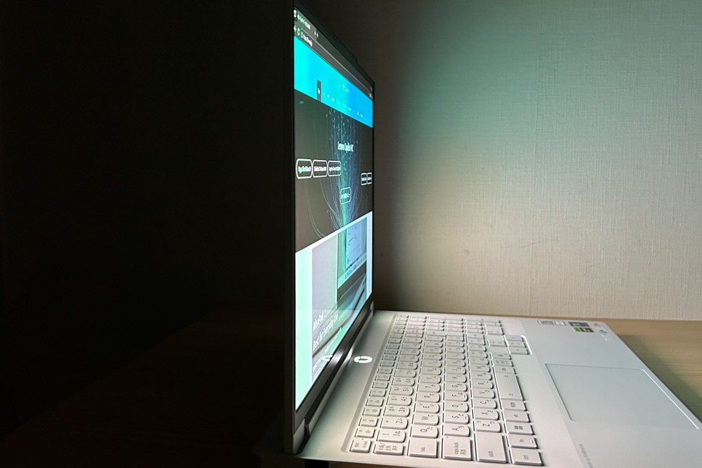 Lenovo Legion 7i Gen 10(16型 Intel)　ディスプレイ視野角チェック　横から