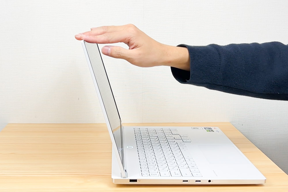 Lenovo Legion 7i Gen 10(16型 Intel)　片手で開けることができるディスプレイ