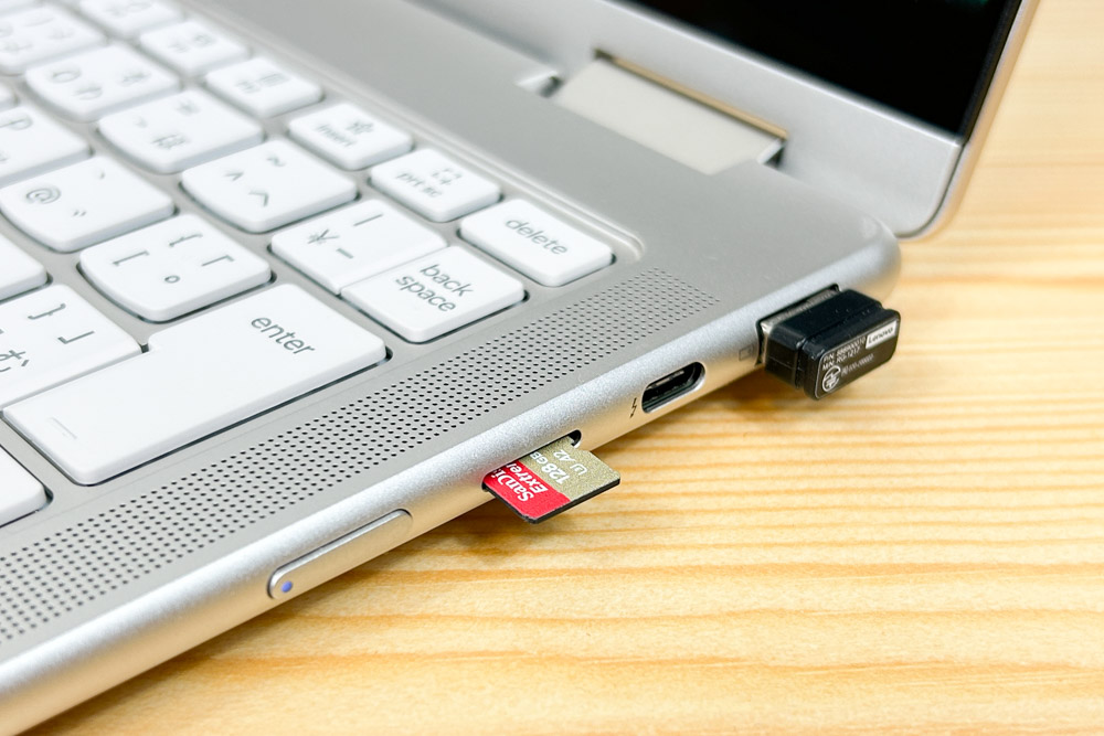 Lenovo Yoga 7i 2-in-1 Gen 10(14型 Intel)　microSDカード使用状態