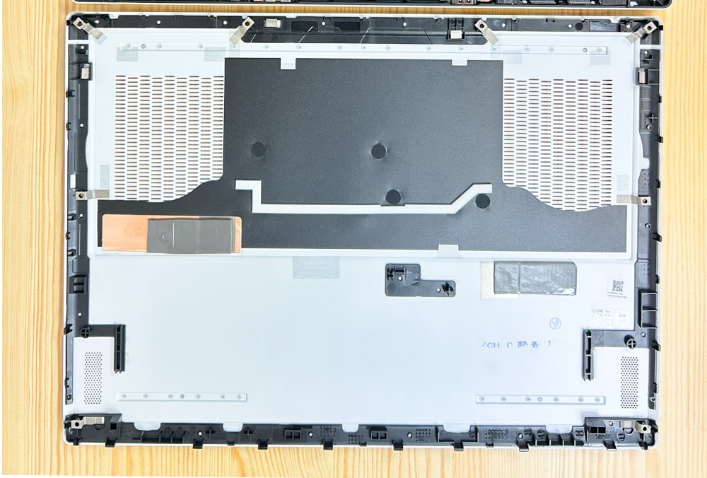 Lenovo Legion 7i Gen 10(16型 Intel)　底面カバー内側