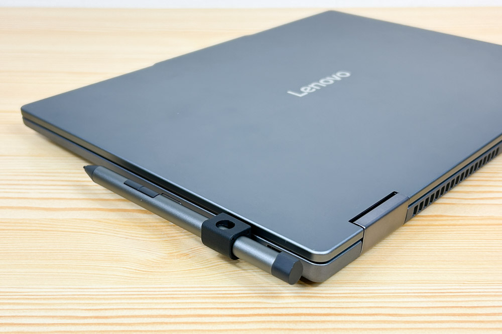 Lenovo IdeaPad 5 2-in-1 Gen 10(14型 AMD)　付属のペンホルダーをUSB-Aポートに入れて装着