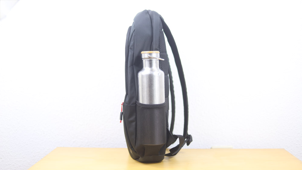 ThinkPad エッセンシャル 16インチ バックパックの横ポケットに水筒を入れた状態