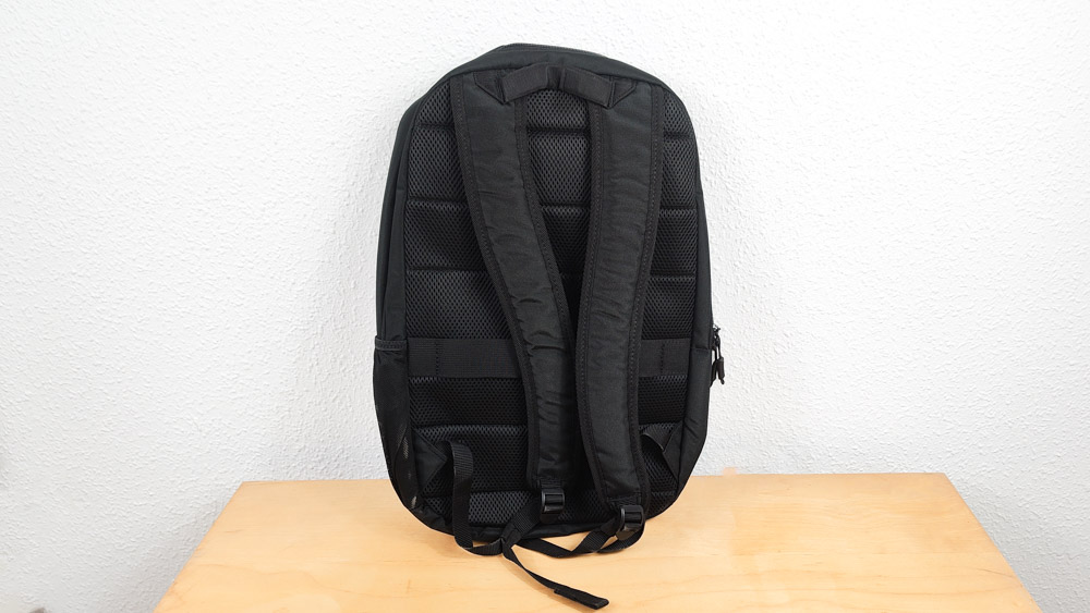 ThinkPad エッセンシャル 16インチ バックパック背面