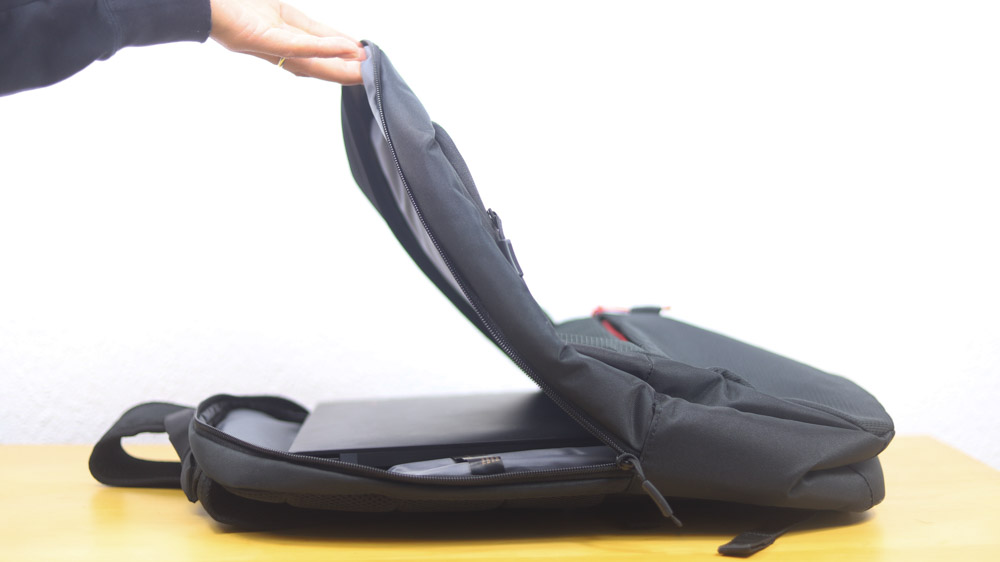 ThinkPad エッセンシャル 16インチ バックパック　カバンの開き具合