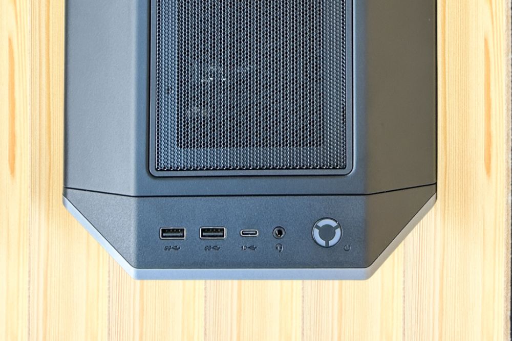 LOQ Tower 26ADR10 (AMD) 背面