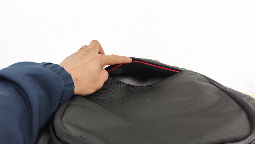 ThinkPad エッセンシャル 16インチ バックパック　外側のポケット