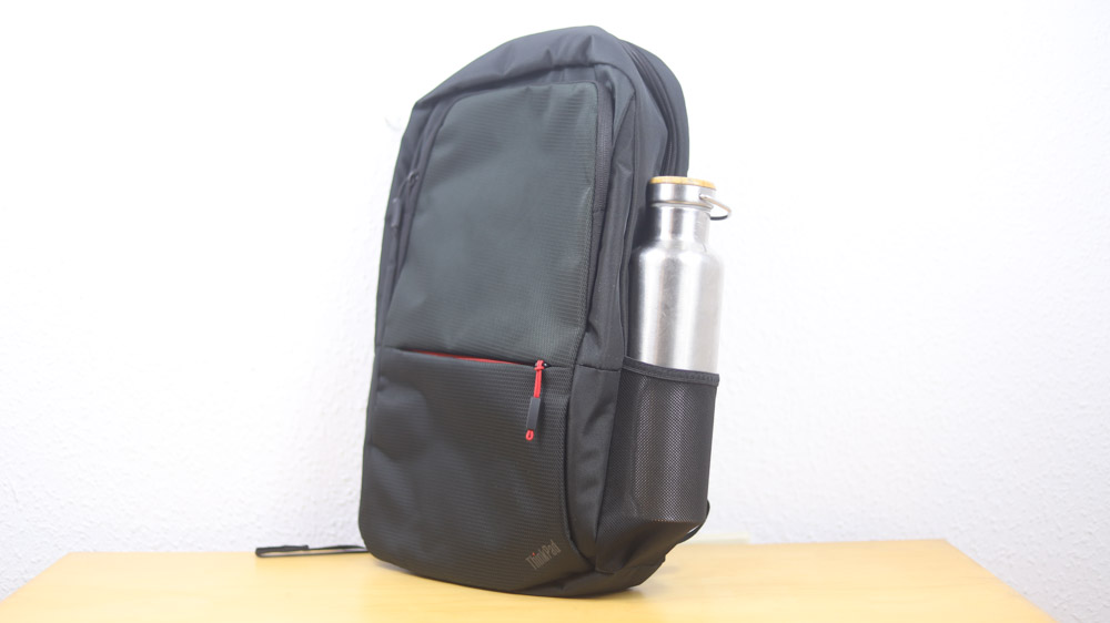 ThinkPad エッセンシャル 16インチ バックパックの横ポケットに水筒を入れた状態
