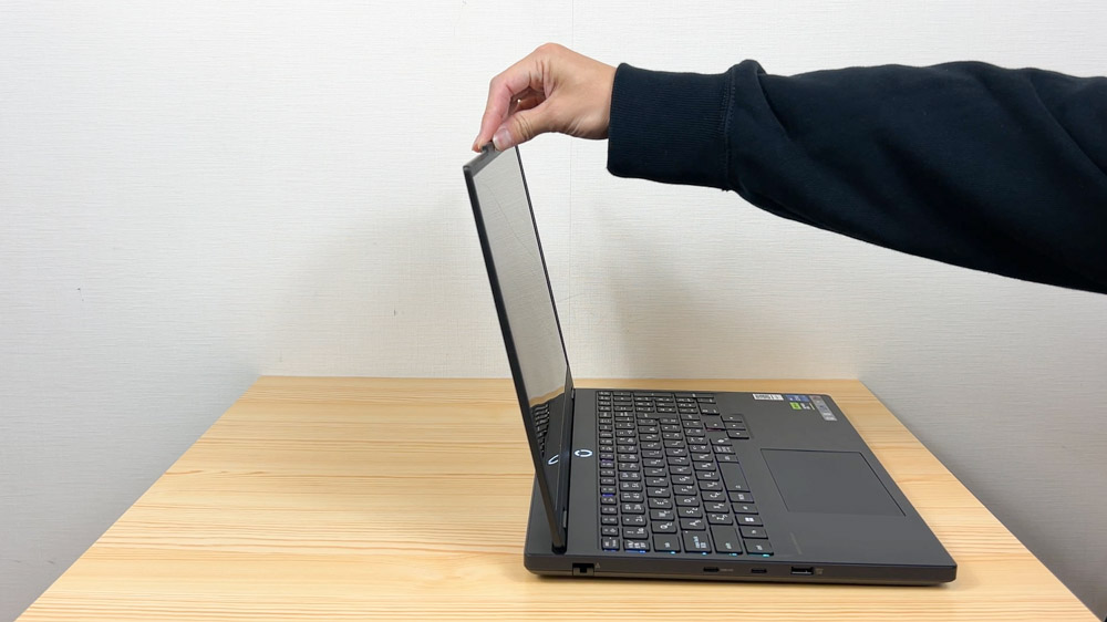 Lenovo Legion 5i Gen 10 片手で開けることができるディスプレイ