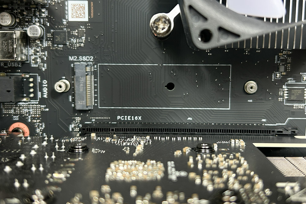 LOQ Tower 26ADR10 (AMD) SSD M.2スロット