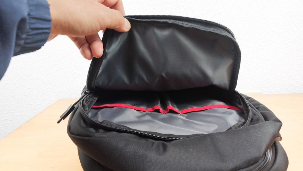 ThinkPad エッセンシャル 16インチ バックパック　外側のポケット