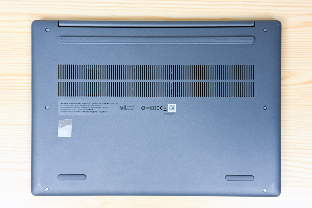 Lenovo IdeaPad Slim 3 Gen 10 (14型 AMD)　底面