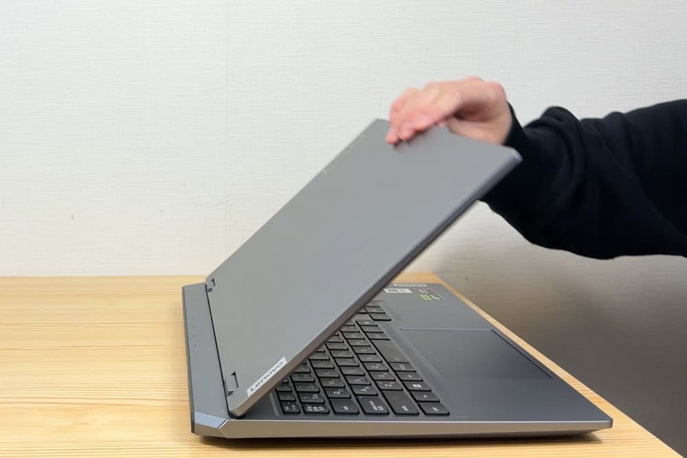 Lenovo LOQ 15AHP10(15.6型 AMD) 片手で開くことができるディスプレイ