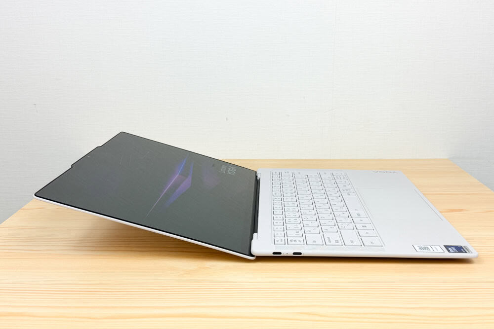 Lenovo Yoga Slim 7i Ultra Gen 11 Aura Edition(14型 Intel)のディスプレイを最大まで開いた画像。役170度開くのが見える