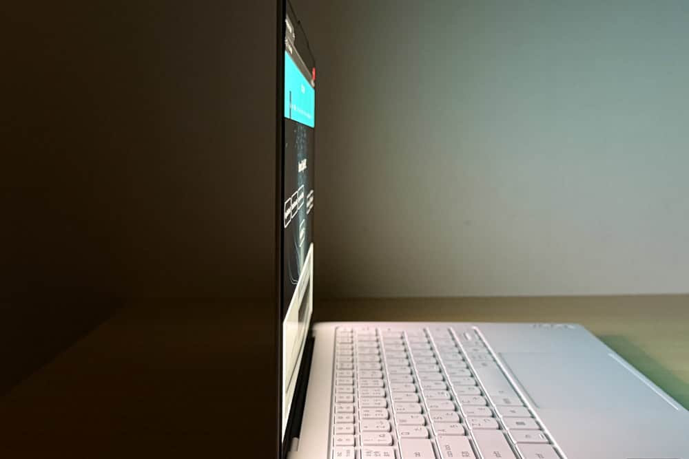 Lenovo Yoga Slim 7i Ultra Gen 11 Aura Edition(14型 Intel)　ディスプレイ視野角をチェック。視野角の広さを確認するため、横方向からでも画面の内容がはっきり見えている様子が写っている