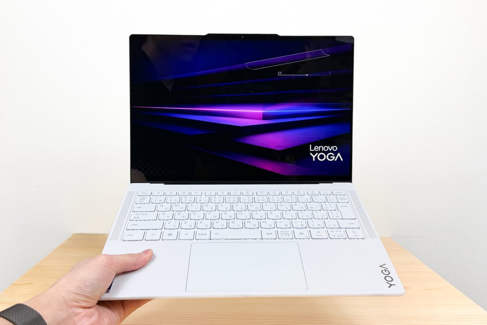 Lenovo Yoga Slim 7i Ultra Gen 11 Aura Edition(14型 Intel)　の軽さチェック。片手でも簡単に持てる