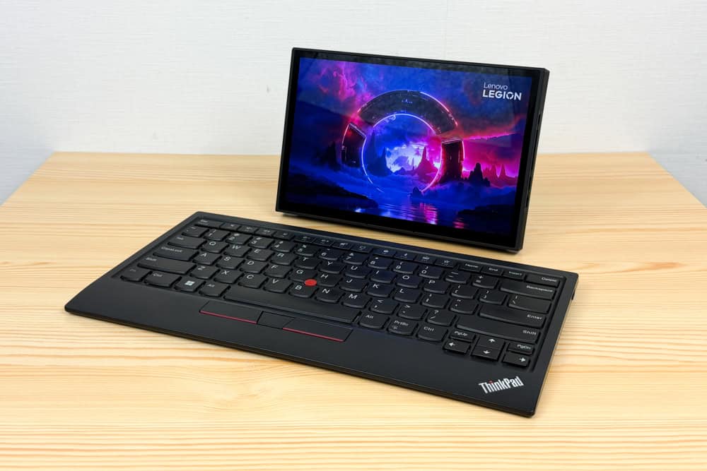 Legion Go Gen 2にBluetoothキーボードを接続して通常のPCとして使用している写真