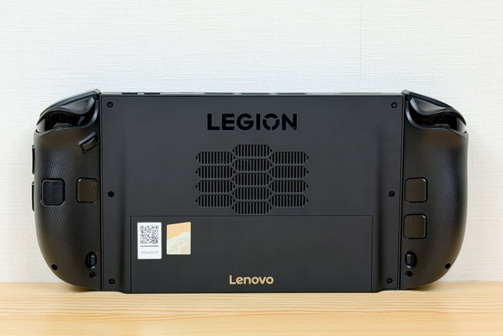 Legion Go Gen 2の背面を撮影。背面排気口が見える