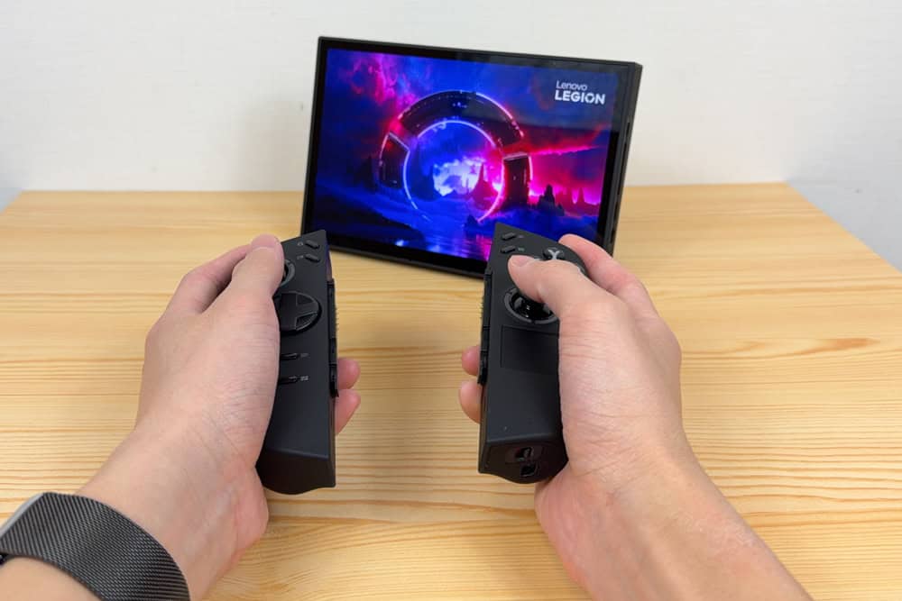 Legion Go Gen 2をテーブルモードで使用している写真
