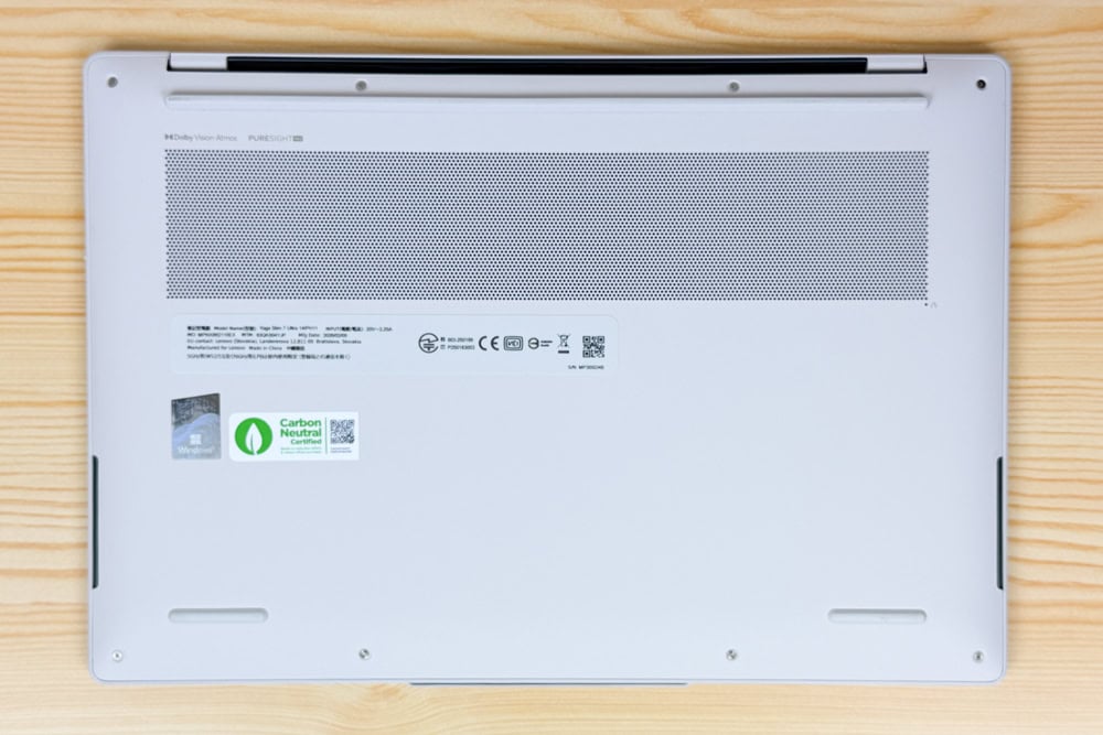 Lenovo Yoga Slim 7i Ultra Gen 11 Aura Edition(14型 Intel)の底面カバー。幅広いメッシュの通気口が見える