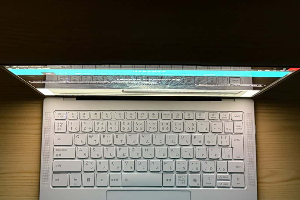 Lenovo Yoga Slim 7i Ultra Gen 11 Aura Edition(14型 Intel)　ディスプレイ視野角をチェック。視野角の広さを確認するため、上方向からでも画面の内容がはっきり見えている様子が写っている