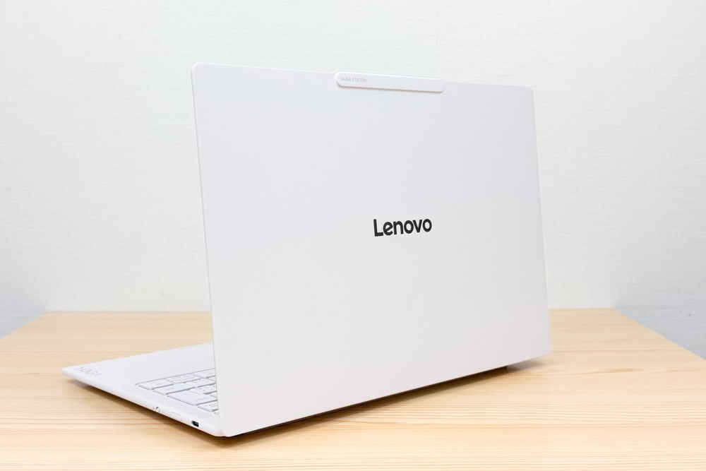 Lenovo Yoga Slim 7i Ultra Gen 11 Aura Edition(14型 Intel)の背面。真っ白な筐体がわかる