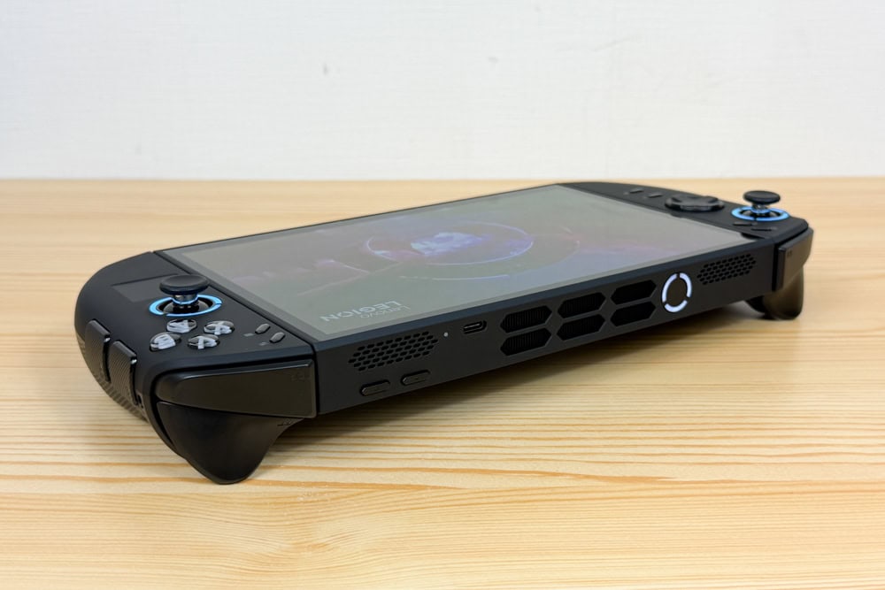Legion Go Gen 2 を上面から撮影した画像。電源ボタンや排気口など上部インターフェイスが見える