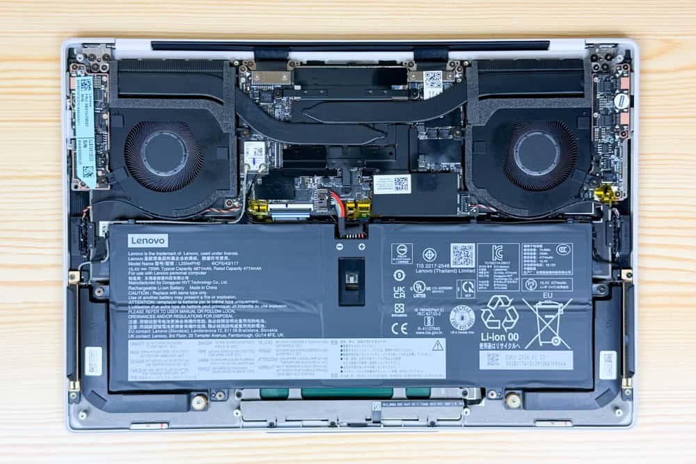 Lenovo Yoga Slim 7i Ultra Gen 11 Aura Edition(14型 Intel)の筐体内部。2つのファンに2つのヒートパイプが見える