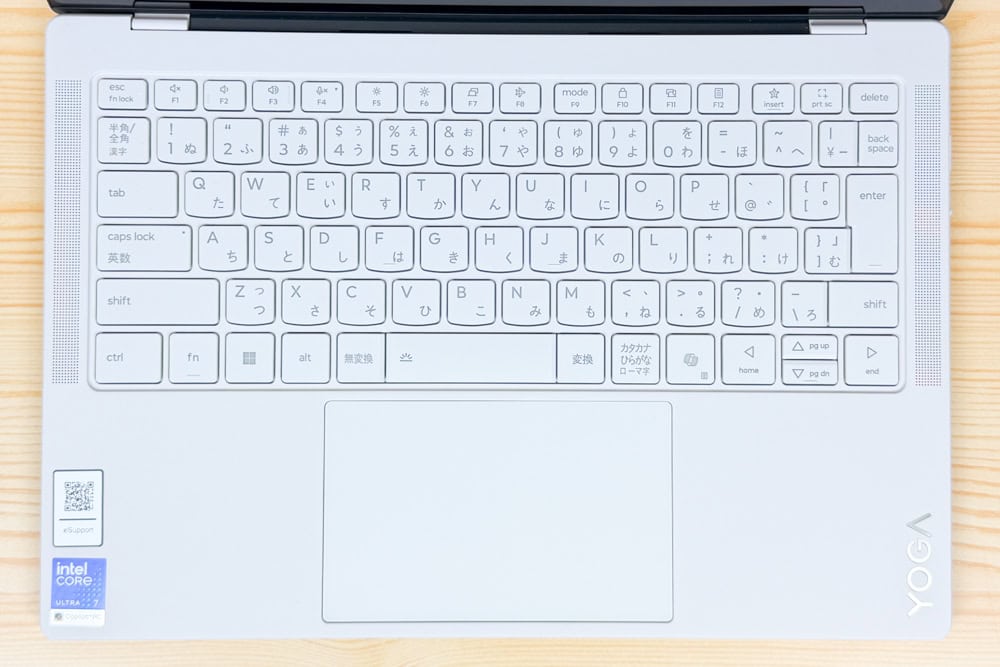 Lenovo Yoga Slim 7i Ultra Gen 11 Aura Edition(14型 Intel)のキーボードを真上から撮影。キーレイアウト全体がわかる