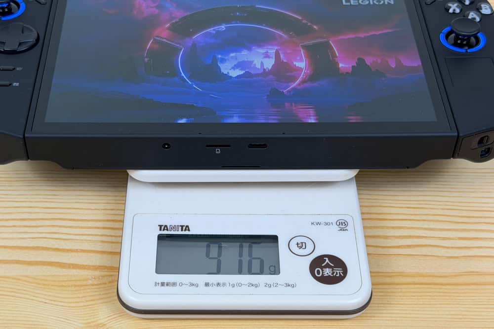 Legion Go Gen 2の全体の重さを計測した写真。総重量は916g