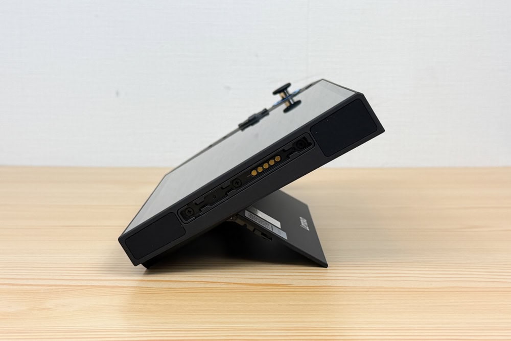 Legion Go Gen 2のキックスタンドを使い本体を固定している写真