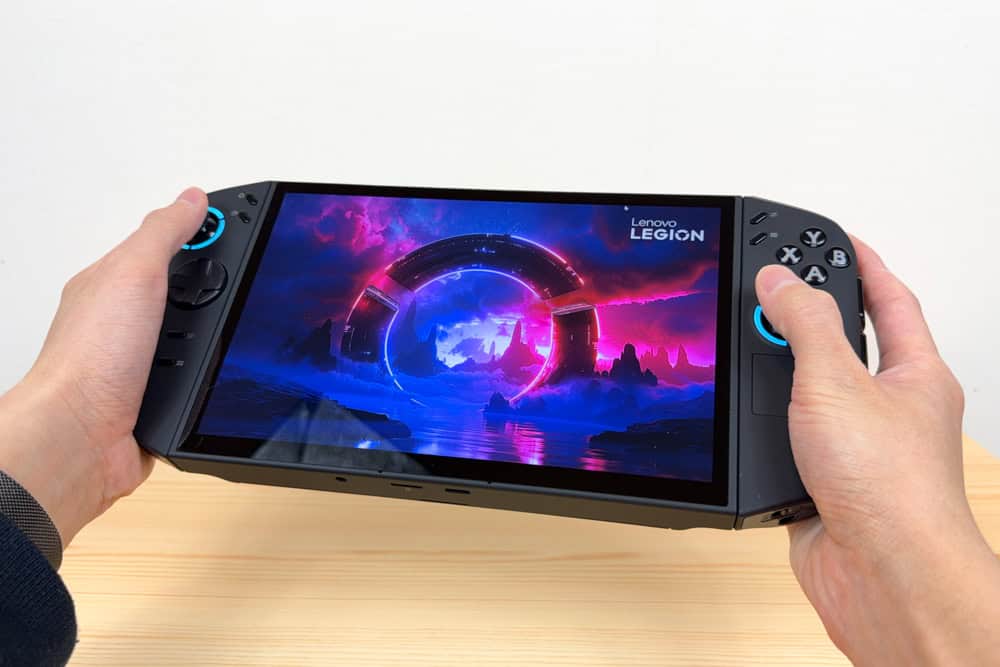 Legion Go Gen 2 を両手で持っている写真