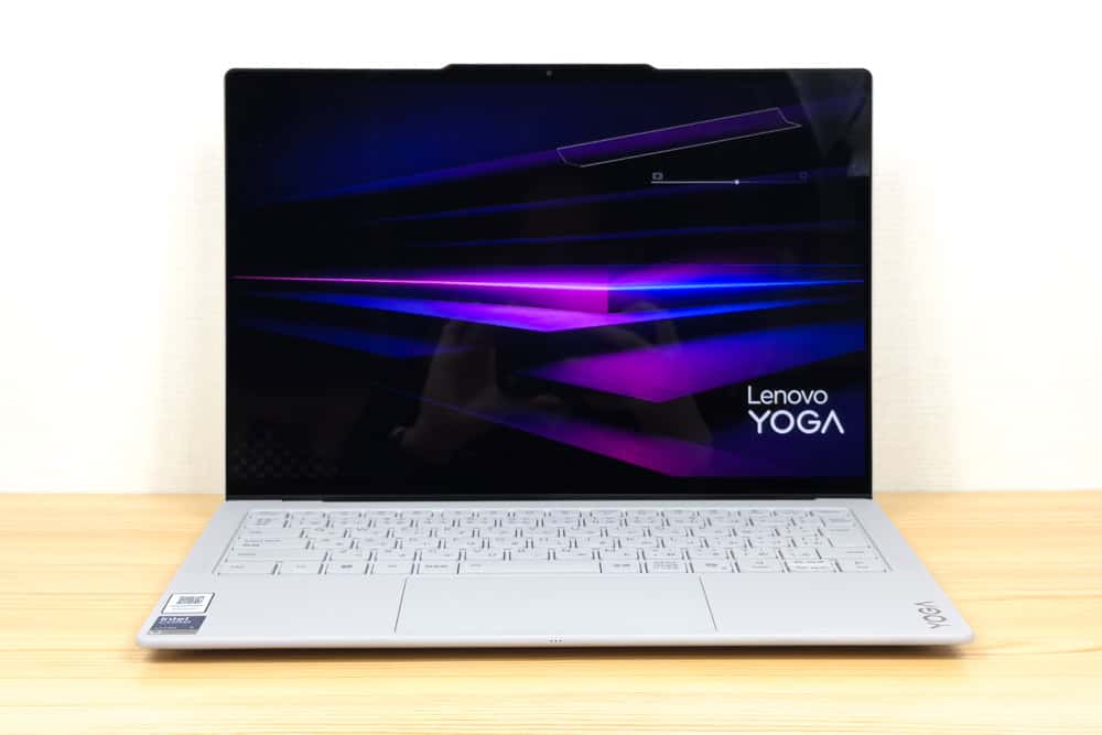 Lenovo Yoga Slim 7i Ultra Gen 11 Aura Edition(14型 Intel)　正面画像。ディスプレイやキーボードの外観が見える