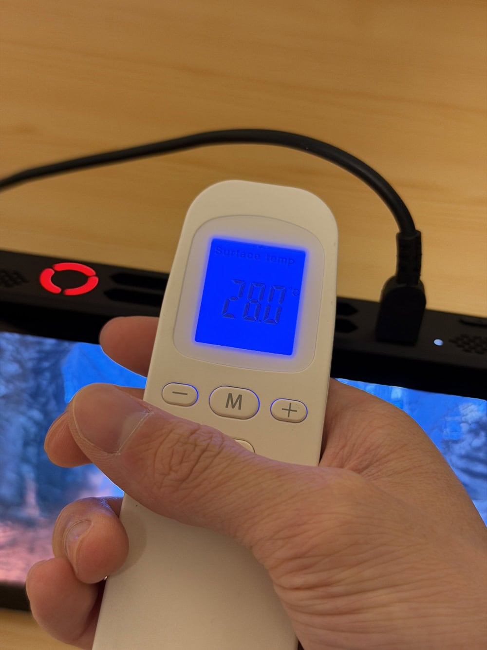 Legion Go Gen 2 Fire Strikeをパフォーマンスモード・ファン最大で計測時の上部排気口温度。28度