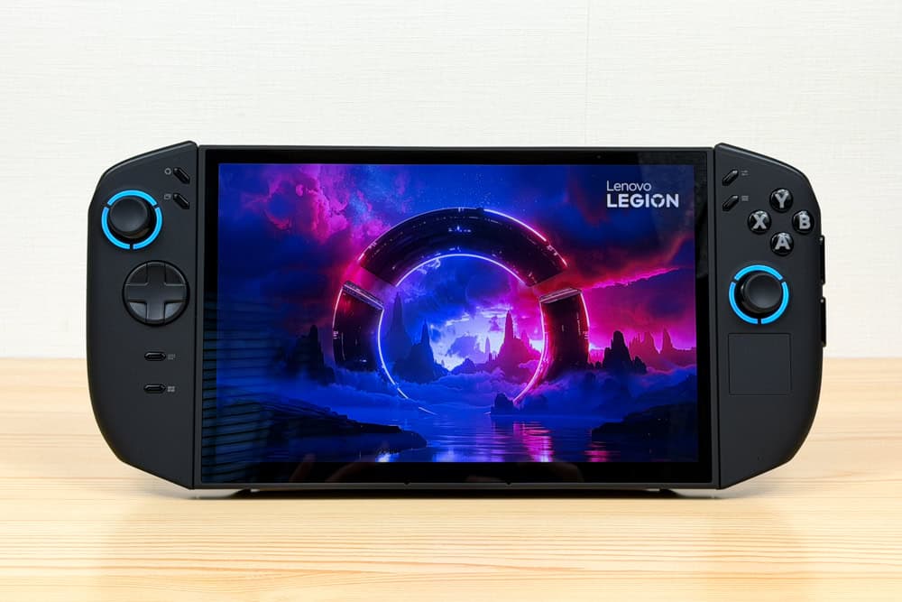 Legion Go Gen 2 を正面から撮影した画像。画面と左右のコントローラーが全体的に見える