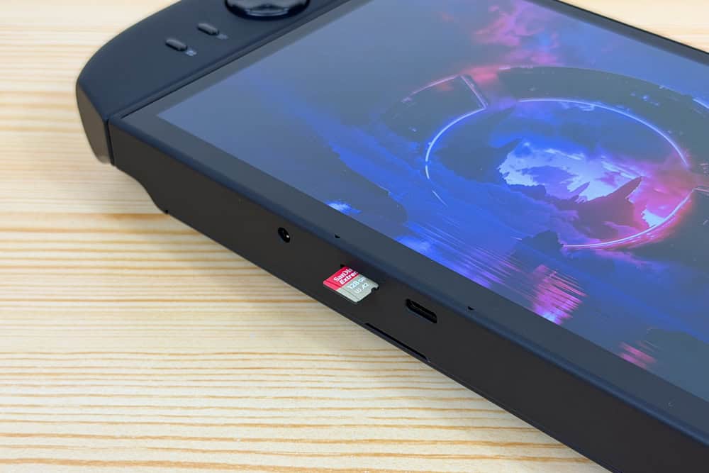 Legion Go Gen 2にmicroSDカードを入れた画像。最大2TBまで対応