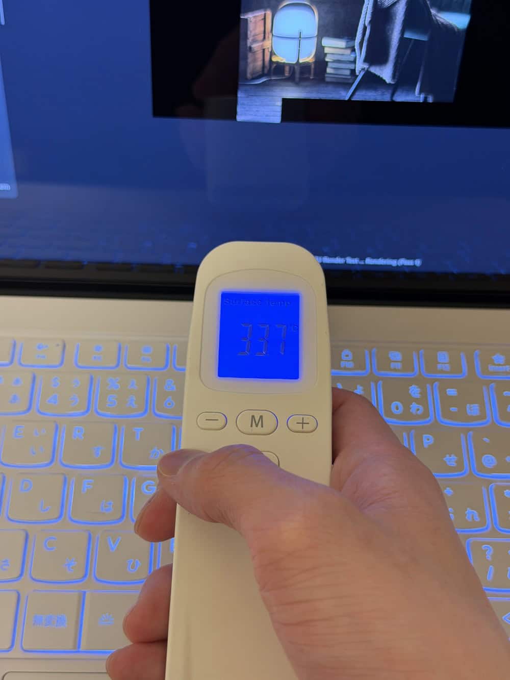 Lenovo Yoga Slim 7i Ultra Gen 11 Aura Edition(14型 Intel)　ベンチマーク計測時のPC表面温度33.7度