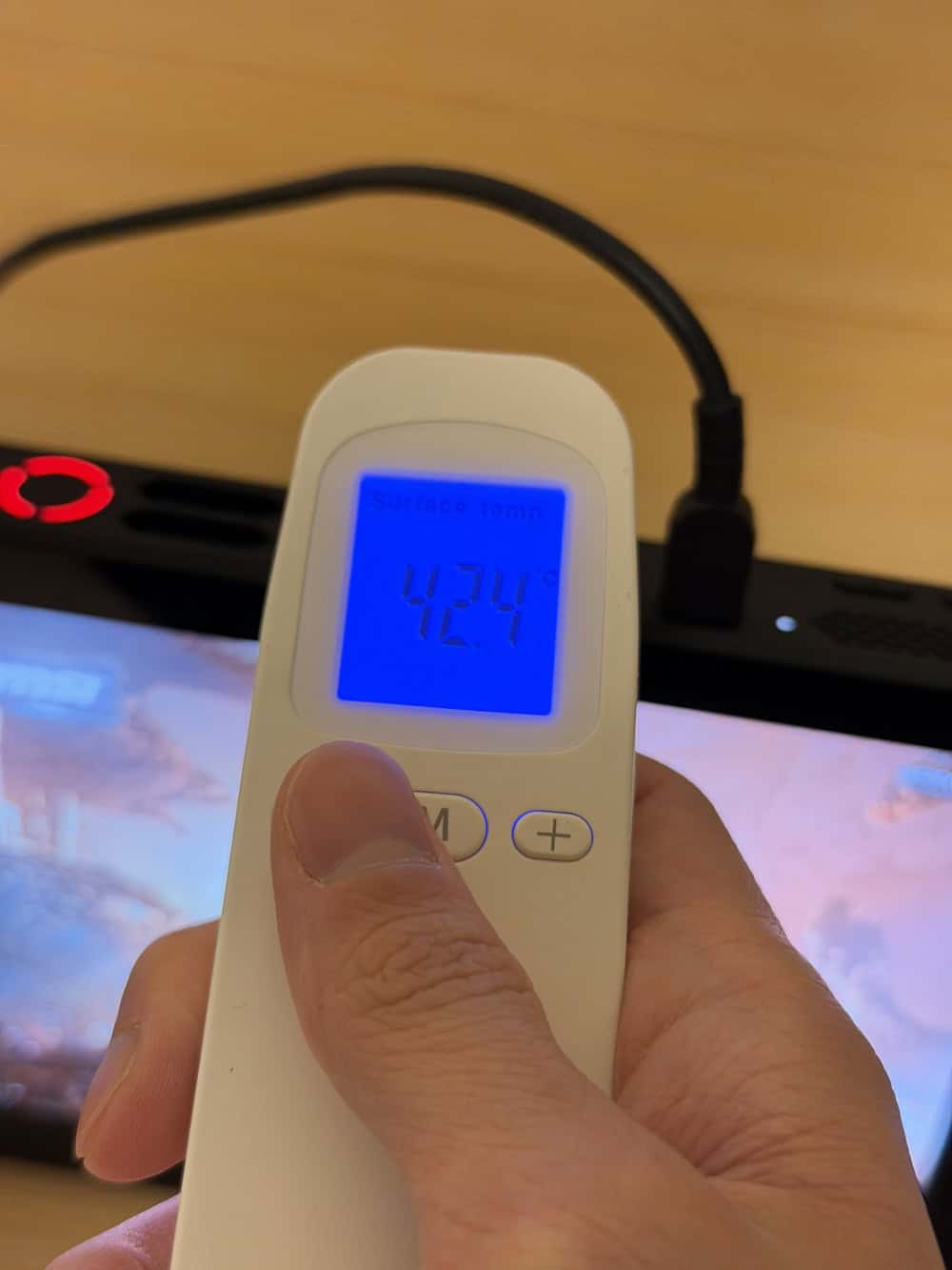 Legion Go Gen 2 Fire Strikeをバランスモード・ファンはスマートモードで計測時の上部排気口温度。42.2度