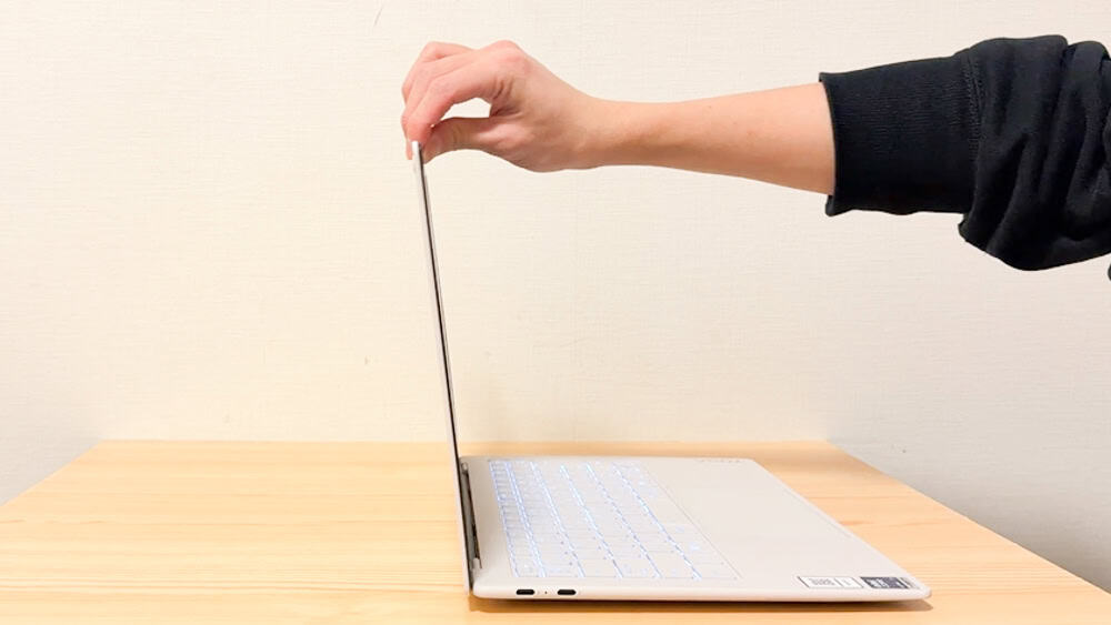 Lenovo Yoga Slim 7i Ultra Gen 11 Aura Edition(14型 Intel)　片手でディスプレイを開くことができる