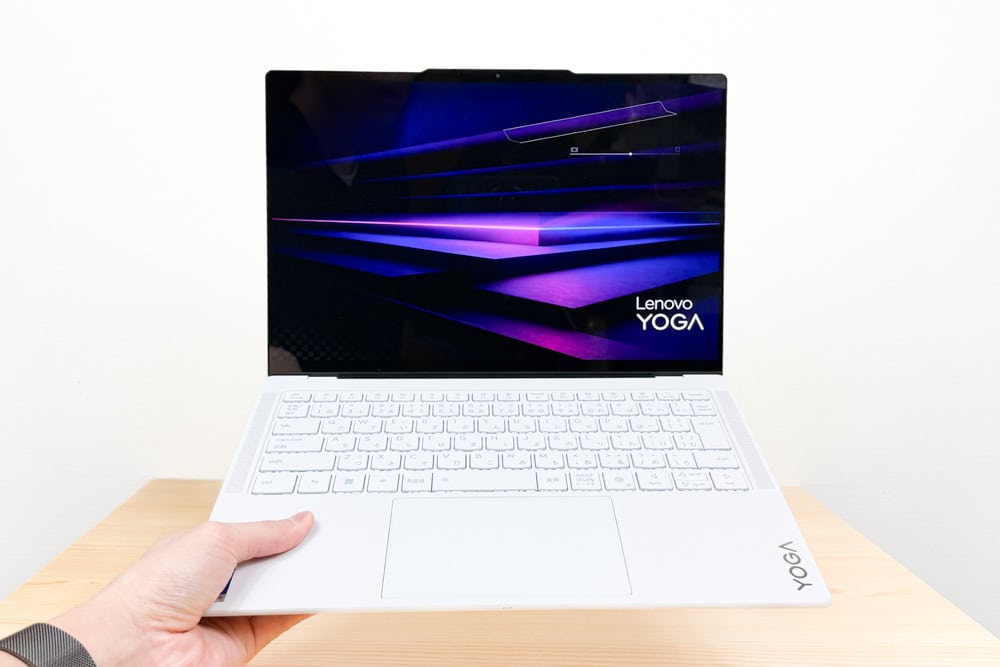 Lenovo Yoga Slim 7i Ultra Gen 11 Aura Edition(14型 Intel)　の軽さチェック。片手でも簡単に持てる